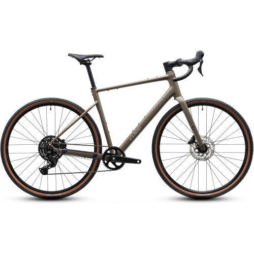 En mattgrå gruscykel med drop-styre, skivbromsar och svarta och beige däck. Ramen har en elegant design utan synliga pakethållare eller skärmar, varken fram eller bak. Cykeln avbildas i sidoprofil.