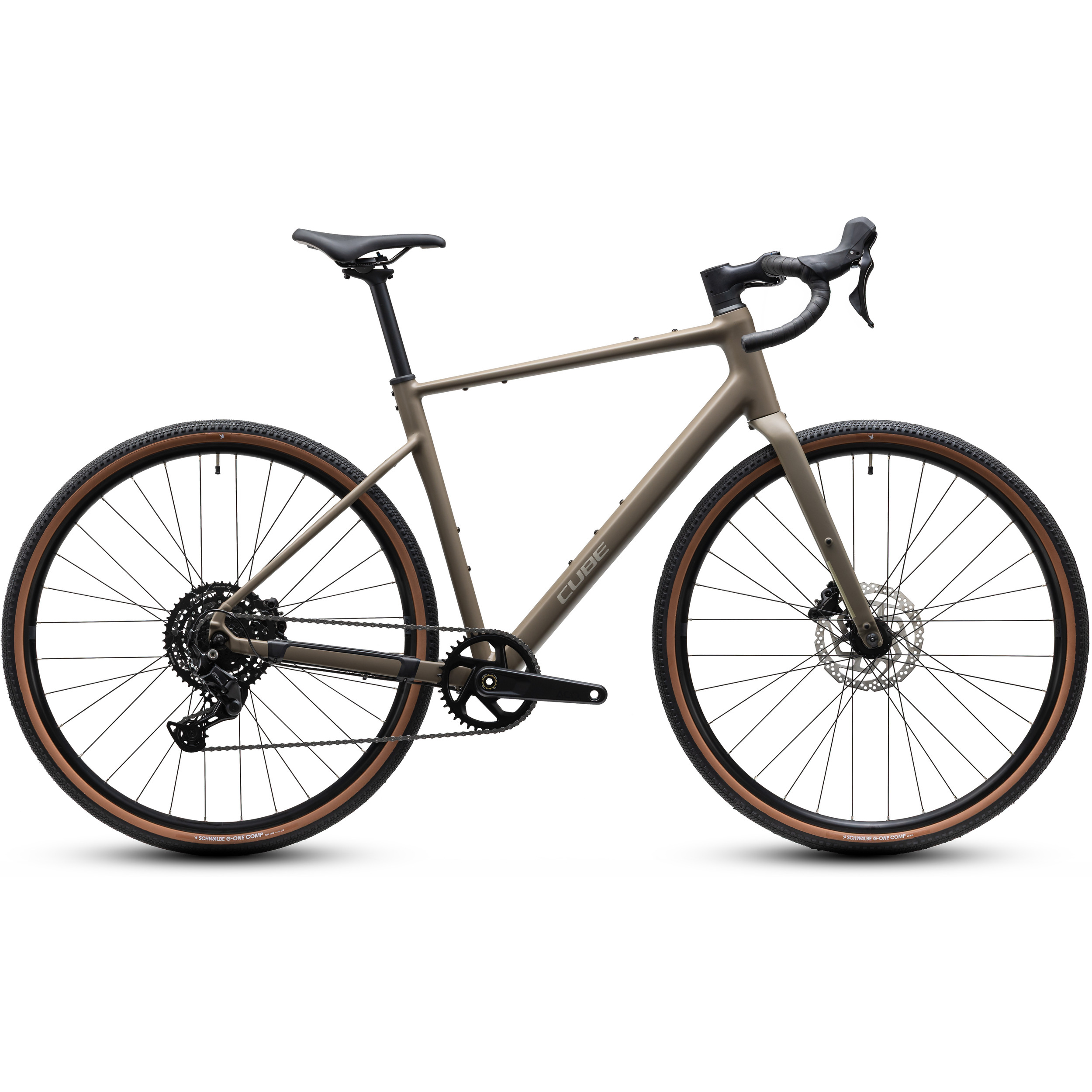 Cube 1135100 En mattgrå gruscykel med drop-styre, skivbromsar och svarta och beige däck. Ramen har en elegant design utan synliga pakethållare eller skärmar, varken fram eller bak. Cykeln avbildas i sidoprofil.