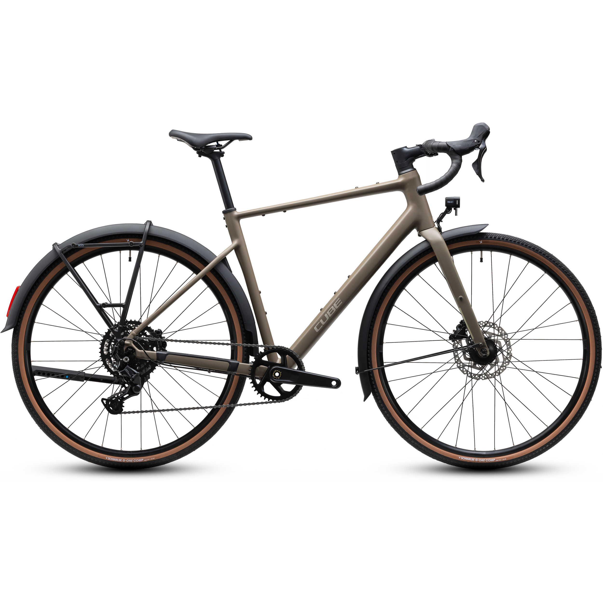 Cube 1135150 En mattbeige gruscykel med drop-styre, skivbromsar, skärmar fram och bak samt däck med bruna kanter, avbildad i profil mot en vit bakgrund. Cykeln har ett lutande överrör och infällda kablar.
