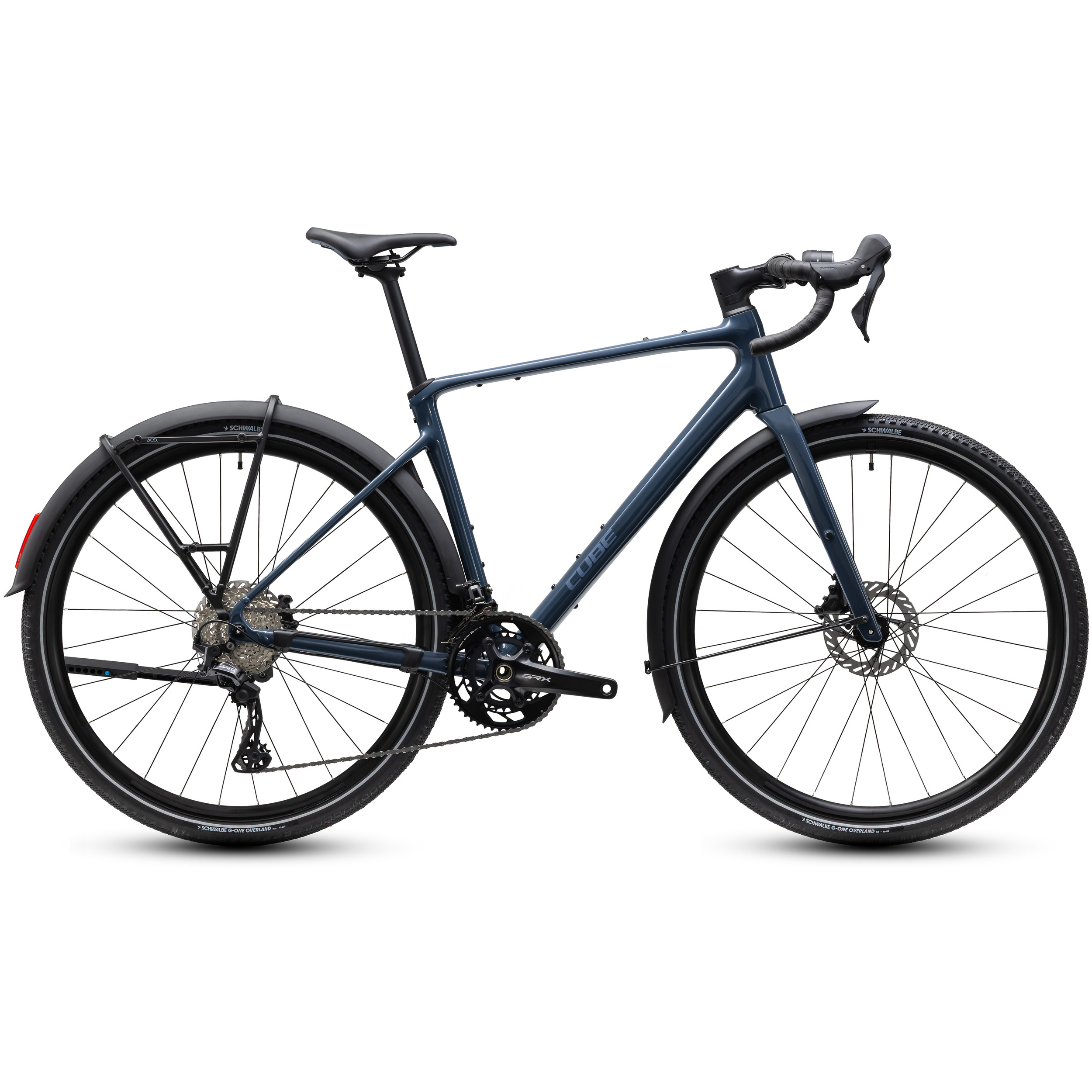 Cube 1135550 En mörkblå landsvägscykel med drop-styre, skivbromsar, skärmar fram och bak samt en svart sadel. Cykeln avbildas från sidan, stående upprätt på båda hjulen mot en vit bakgrund.