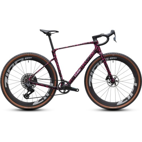 En gruscykel med en ram i svart och rosa mönster, drop-styre, tjocka däck med beige sidor och stora Zipp-hjul. Cykeln avbildas i profil mot en vit bakgrund.