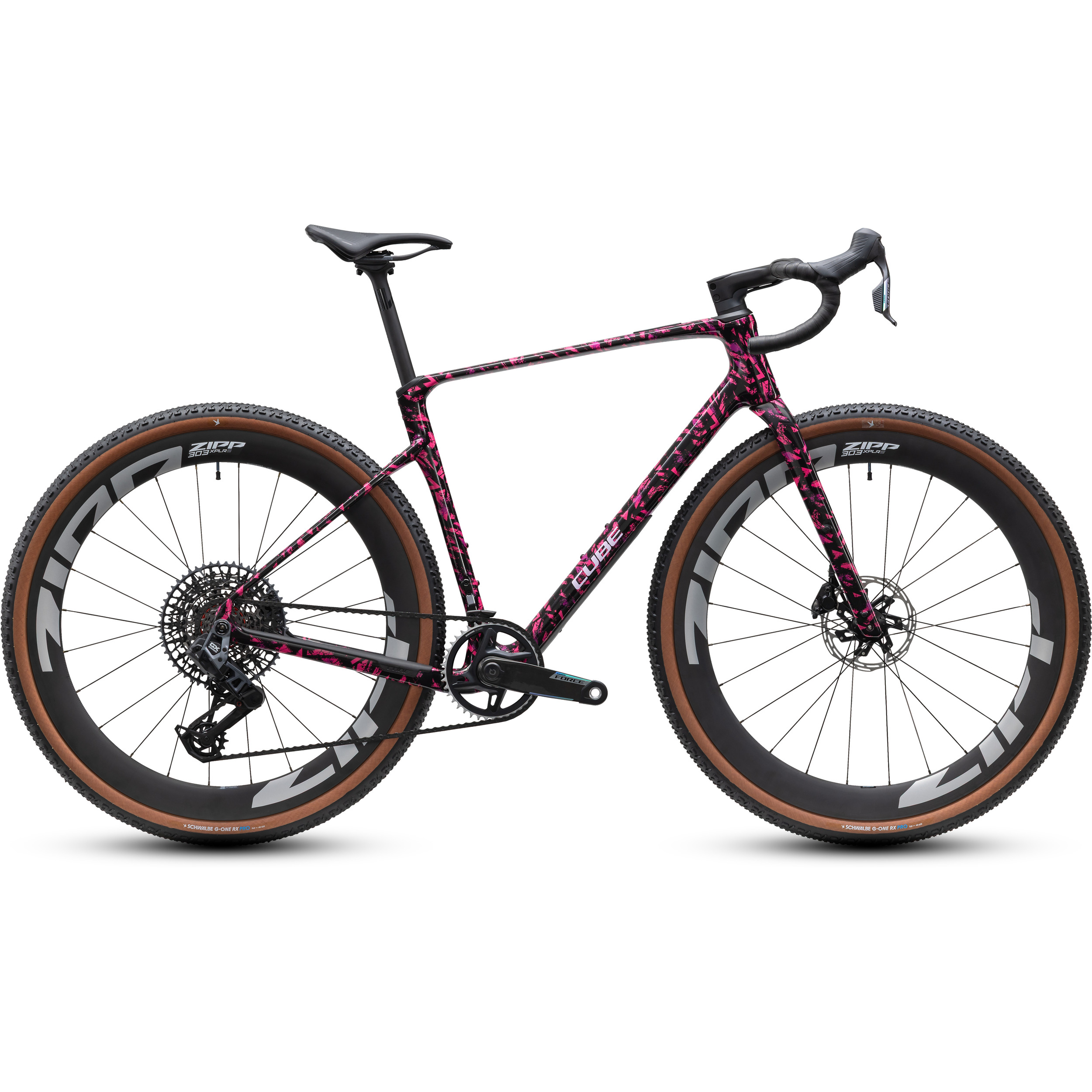 Cube 1136610 En gruscykel med en ram i svart och rosa mönster, drop-styre, tjocka däck med beige sidor och stora Zipp-hjul. Cykeln avbildas i profil mot en vit bakgrund.