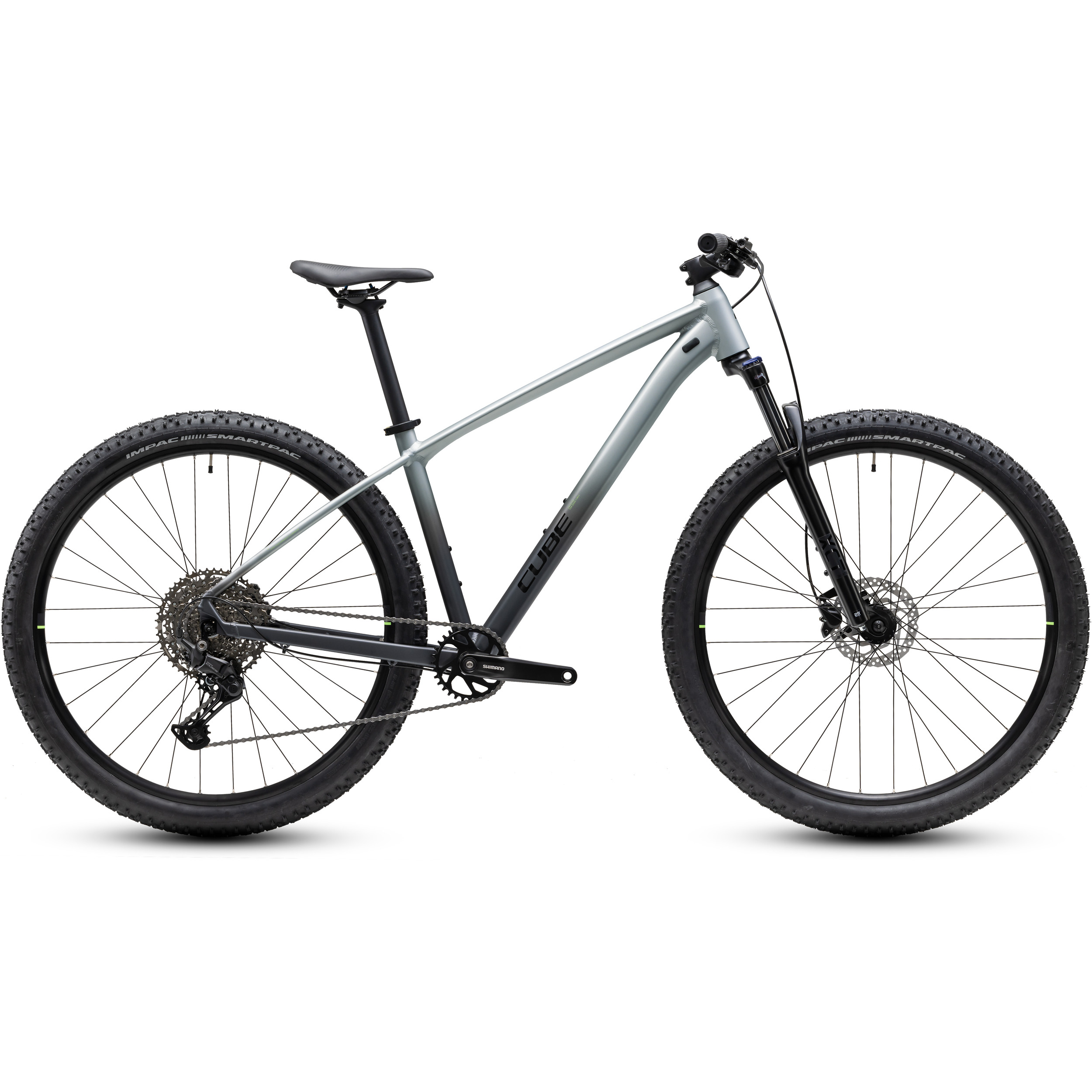 Cube 1140200 En silver- och svart mountainbike med rakt överrör, framgaffel med fjädring, rakt styre, skivbromsar och tjocka knubbiga däck, avbildad i sidoprofil mot en vit bakgrund.
