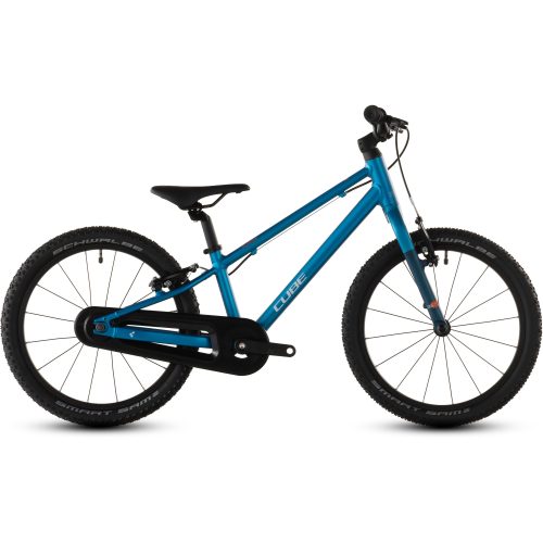 En blå barncykel med svart sadel, svart styre och svarta däck, avbildad i profil mot en vit bakgrund. På ramen står det ”Cube”, och cykeln har ett kedjeskydd samt bromsar både fram och bak.