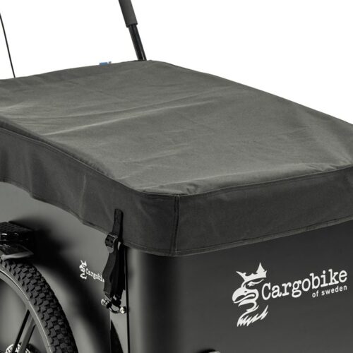 En svart lastcykel med ett täckt lastutrymme, utrustad med Cargobike regnskydd för Delight och Flex Nova – Svart (för låda) för extra skydd. Det monterade svarta skyddet pryds av ”Scargobike of Sweden”-logotypen i vitt tillsammans med en illustration av ett griffhuvud på sidan av lastutrymmet.
