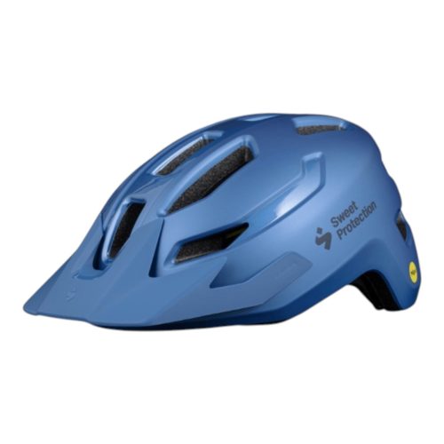 En blå cykelhjälm med flera ventilationsöppningar, ett visir och Sweet Protection-logotypen på sidan. Hjälmen har en matt yta och en modern, aerodynamisk design.