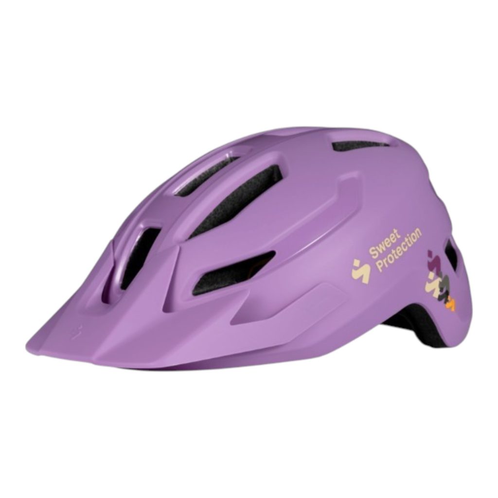 En matt lila cykelhjälm med ventilationshål och visir. ”Sweet Protection” står tryckt på sidan i gult bredvid en liten tecknad bild. Hjälmen har svart innerfoder.