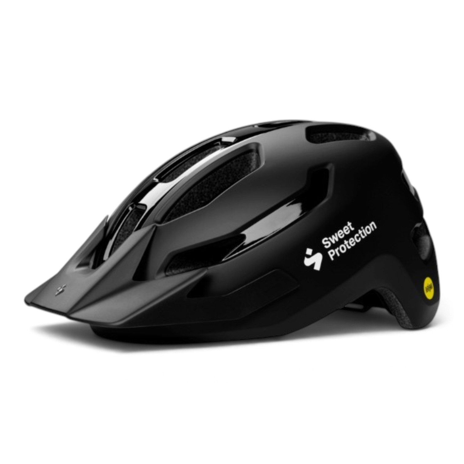 Ripper svart En svart cykelhjälm av märket Hjälm Sweet Protection Ripper Mips med visir, ventilationsöppningar och en gul MIPS-säkerhetsdekal visas mot en enfärgad vit bakgrund.