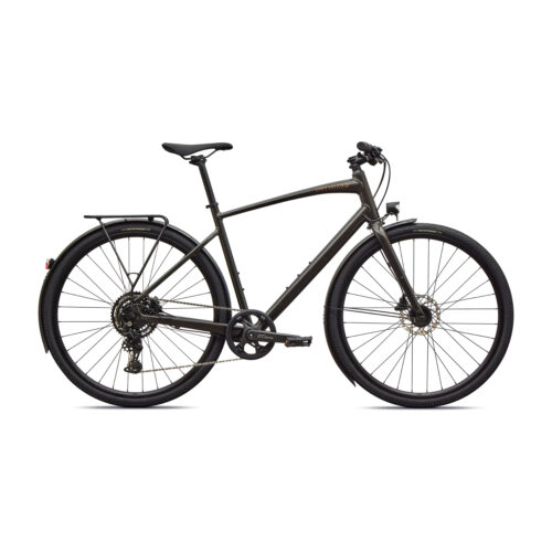 En svart Specialized Sirrus X 3.0 EQ-hybridcykel, utrustad med skivbromsar fram och bak, ett rakt styre, ett bakre pakethållare och skärmar. Cykeln avbildas från sidan, stående upprätt på båda hjulen mot en vit bakgrund.