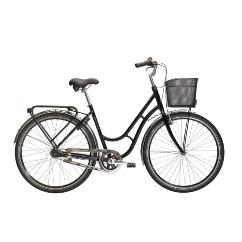 En Damcykel Monark Karin 7s, en 28-tums stadscykel i svart, visas i profil med framsidan vänd åt höger mot en vit bakgrund. Denna cykel med lågt insteg har ett upprätt styre, en framkorg, ett bakre pakethållare och skärmar.