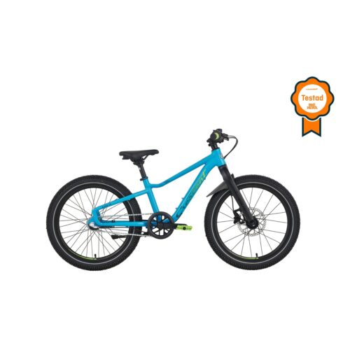 En ljusblå Crescent Njord 20″ Barncykel 3s barncykel avbildas mot en vit bakgrund. En liten orange ”Tested”-etikett syns nära det övre högra hörnet av bilden.