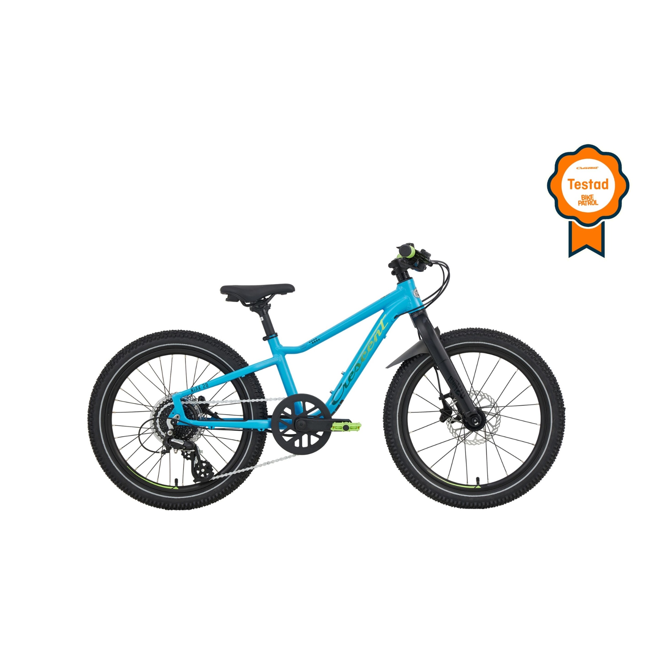YTC408__01+crescent+NIAK+blue+matt+webb_testad_38727_master En blå Crescent Niak 20″ Barncykel 1x8s barncykel med svarta däck, en svart framgaffel och gröna detaljer på pedalerna visas mot en vit bakgrund. En orange ”Testad”-etikett syns nära bildens övre högra hörn.