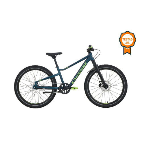 En blå Crescent Njord 24″-barncykel med svarta däck och en svart sadel visas mot en vit bakgrund, med en orange ”Tested”-dekal på höger sida.