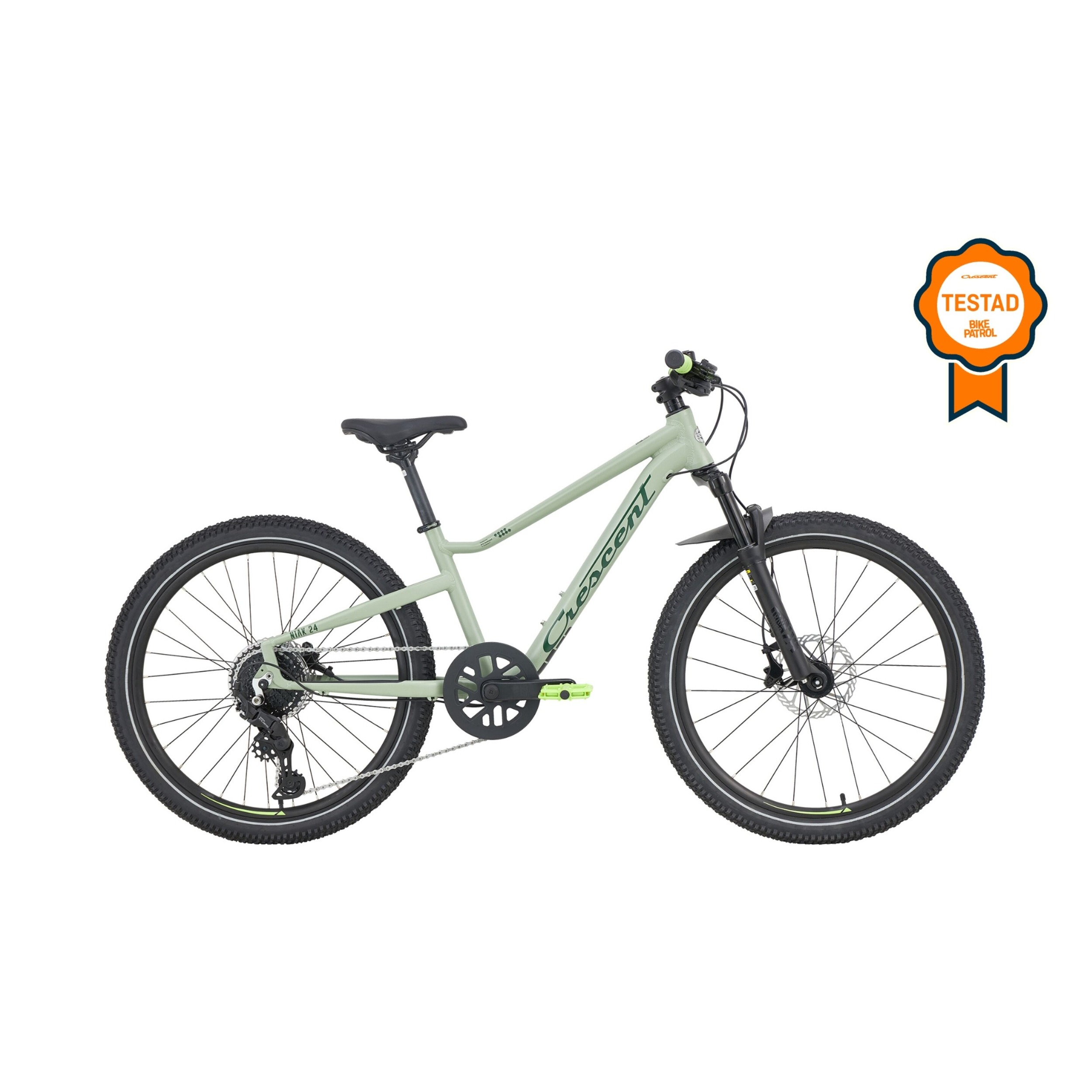 YTC429__01+crescent+NIAK+dusty+green+webb_testad_38741_master En grön Crescent Niak 24″ Barncykel 1x9s med framfjädring, svarta däck och gröna pedaler visas mot en vit bakgrund. I det övre högra hörnet syns en orange etikett med ordet ”TESTAD”.