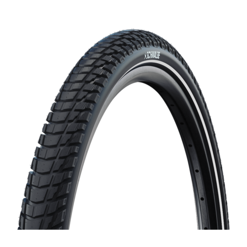 Svart standarddäck Schwalbe Marathon Plus Tour 28″ – 37-622, ett cykeldäck med ett djupt, blockformat mönster och en reflekterande rand på sidoväggen.