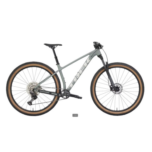 En svart EL-cykel av modellen Trek District+ 3, Step Trough – Svart med lågt insteg, framfjädring, skivbromsar, svart styre och sadel – sett i sidoprofil mot vit bakgrund.