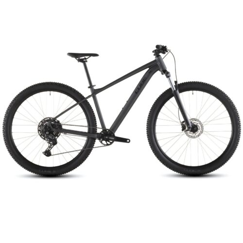 MTB 27,5 Cube Aim PRO, Shimano Cues 1x10 – svart mountainbike med grovmönstrade däck, framfjädring och en 1x10-drivlina.