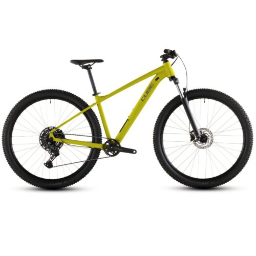 Lime-grön MTB 27,5 Cube Aim PRO, Shimano Cues 1x10 – en grön mountainbike med grovmönstrade däck, framfjädring och en 1x-drivlina.