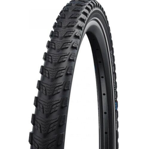 Vinterdäck Schwalbe Marathon GT 365 28″ – 37-622, ett cykeldäck med ett djupt, knubbigt mönster monterat på en svart fälg.