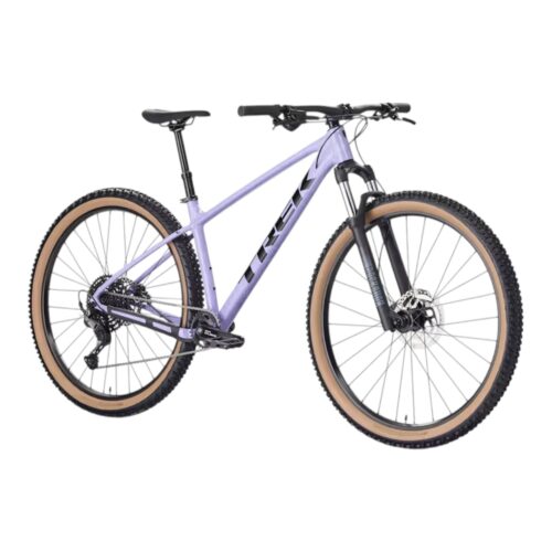 Ljuslila MTB 27,5″ Trek Marlin 6 Gen 3, 1x10s – Röd, lila eller grön mountainbike med grovmönstrade däck och beige sidoväggar, fotograferad mot en vit bakgrund.