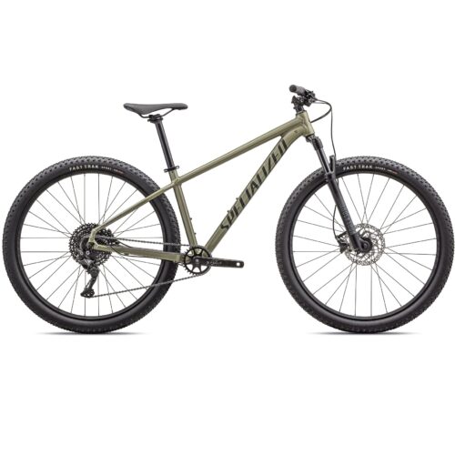 En olivgrön Specialized Rockhopper Comp 29″ terrängcykel med grovmönstrade däck, framfjädring och skivbromsar.