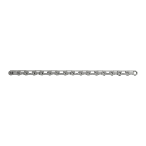 En bit av en silverfärgad Kedja SRAM Force E1 Flattop-cykelkedja, 12/13-delad, med platta länkar.