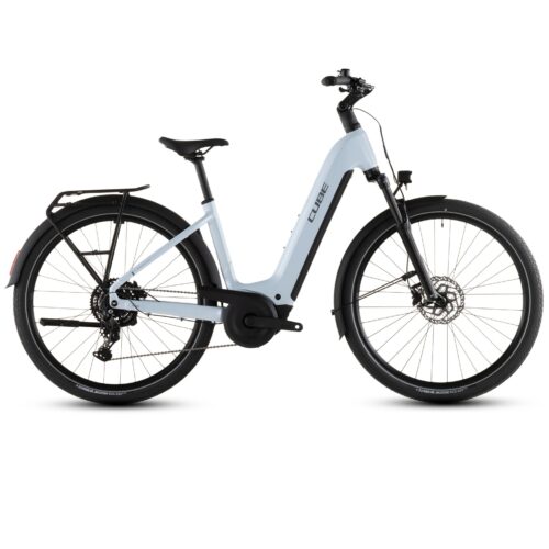 Ljusblå Cube Touring Hybrid ONE 600, EE – en elcykel med lågt insteg, bakre pakethållare, stänkskärmar och framfjädring.