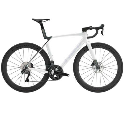 Vit Racer Trek Madone SLR 7 Gen 8, Ultegra Di2 – 2x12s (kopia) landsvägscykel med djupa kolfiberhjul, drop-styre och en 2x12-växlad drivlina.