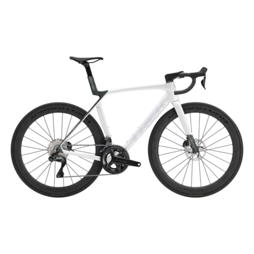 En vit Racer Trek Madone SL 7 Gen 8, Ultegra Di2 – 2x12s landsvägscykel utrustad med kolfiberhjul med djup profil och skivbromsar.