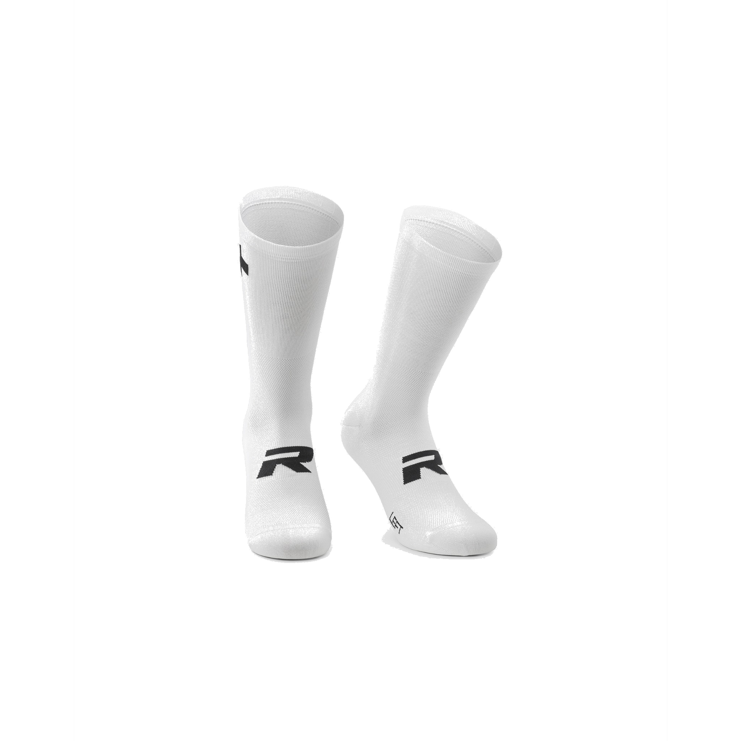 assos-strumpa-vit-2-vit-bakgrund-2500 (1) Ett par vita Strumpor Assos R SOCKS S11 Tvåpack svart och vit cykelstrumpor med en svart logotyp på sidan och ordet ”LEFT” på tån på ena strumpan.
