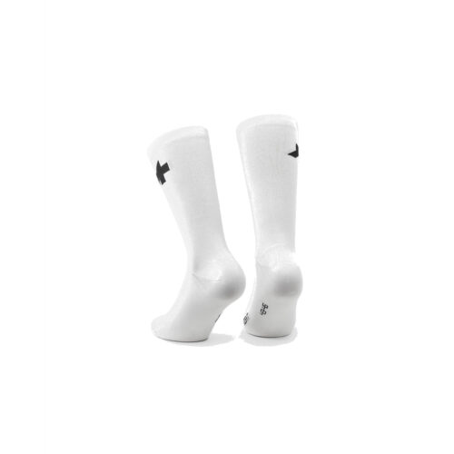 Två vita Strumpor Assos R SOCKS S11, tvåpack i svart och vitt – cykelstrumpor med små svarta logotyper nära muddarna.