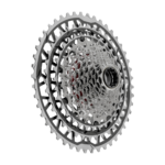 Kassett Sram Force XG-1371 XPLR, 13-delad cykelkassett (10–46T) med ett stort yttre kugghjul och en silverfärgad kugghjulsgrupp.