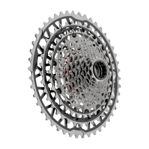 Kassett Sram Force XG-1371 XPLR, 13-delad cykelkassett (10–46T) med ett stort yttre kugghjul och en silverfärgad kugghjulsgrupp.